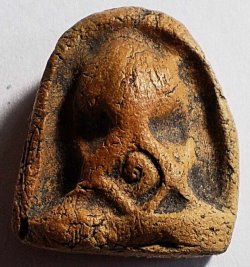 พระปิดตา พิมพ์กระบองไขว้ หลวงพ่อโหน่ง วัดคลองมะดัน สุพรรณบุรี