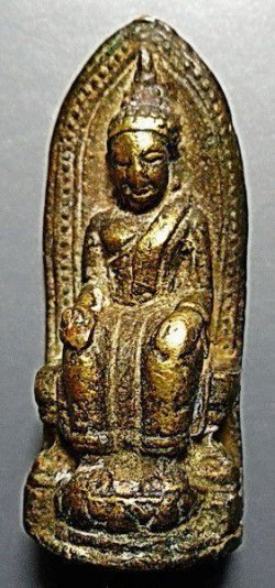 รูปหล่ออุดกริ่งรุ่นแรก หลวงพ่อโต วัดบ้านเชี่ยน จ.ชัยนาท พิมพ์ใหญ่ เนื้อทองผสม ปี 2502