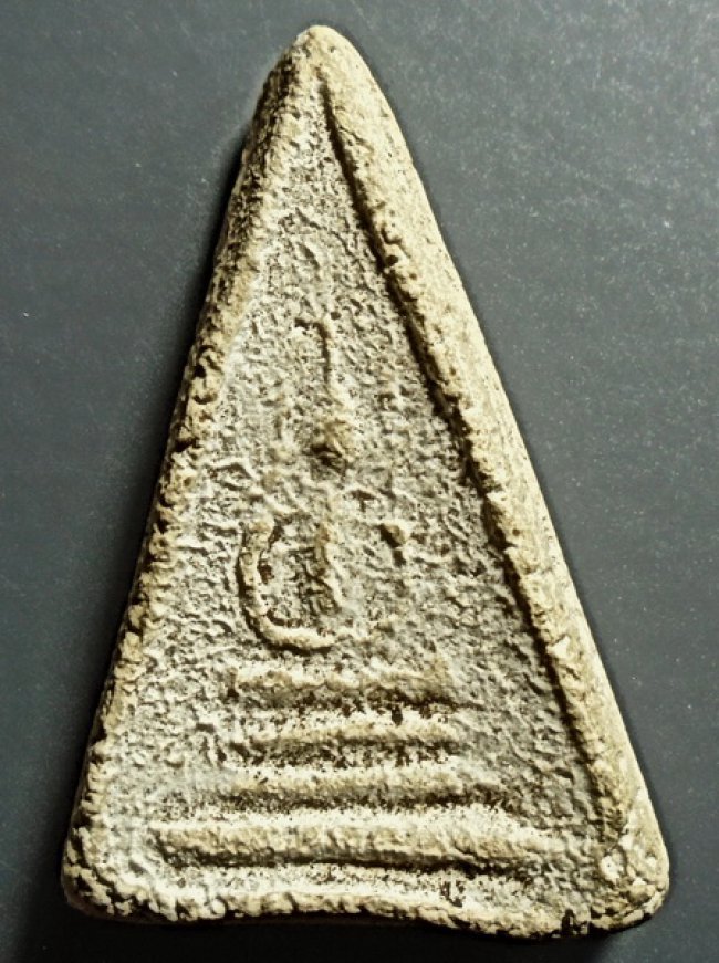 พระพิมพ์สามชั้นหน้าจั่ว หลังยันต์สาริกา ลป.เผือก วัดกิ่งแก้ว ปี 2496 พระพิมพ์สามชั้นหน้าจั่ว หลังยันต์สาริกา ลป.เผือก วัดกิ่งแก้ว ปี 2496