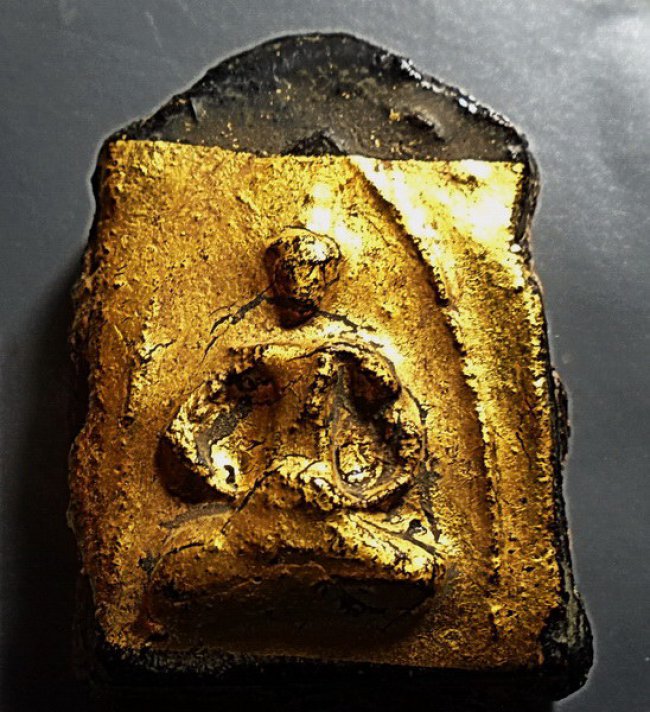 พระแผงตัด เนื้อดินลงรักปิดทอง พิมพ์สมาธิ กรุวัดกระชาย อยุธยา