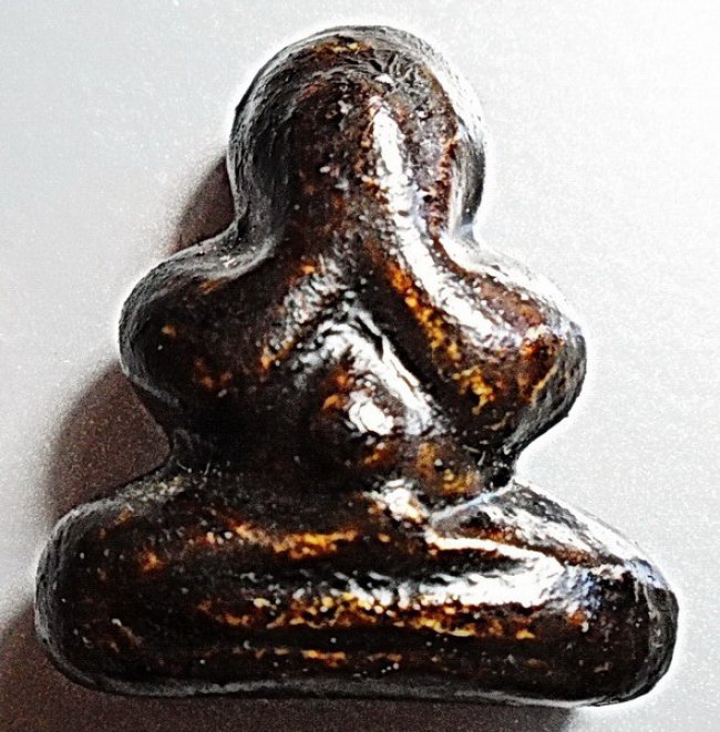 พระปิดตาหลวงพ่อทองสุข วัดสะพานสูง พิมพ์สองสะดือ ปี 2495 พระปิดตาหลวงพ่อทองสุข วัดสะพานสูง พิมพ์สองสะดือ ปี 2495