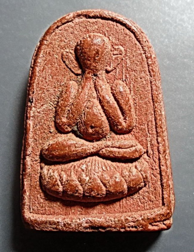 พระปิดตาซุ้มกอหูกระต่าย หลวงพ่อเอีย กิตติโก วัดบ้านด่าน จ.ปราจีนบุรี ปี 2516