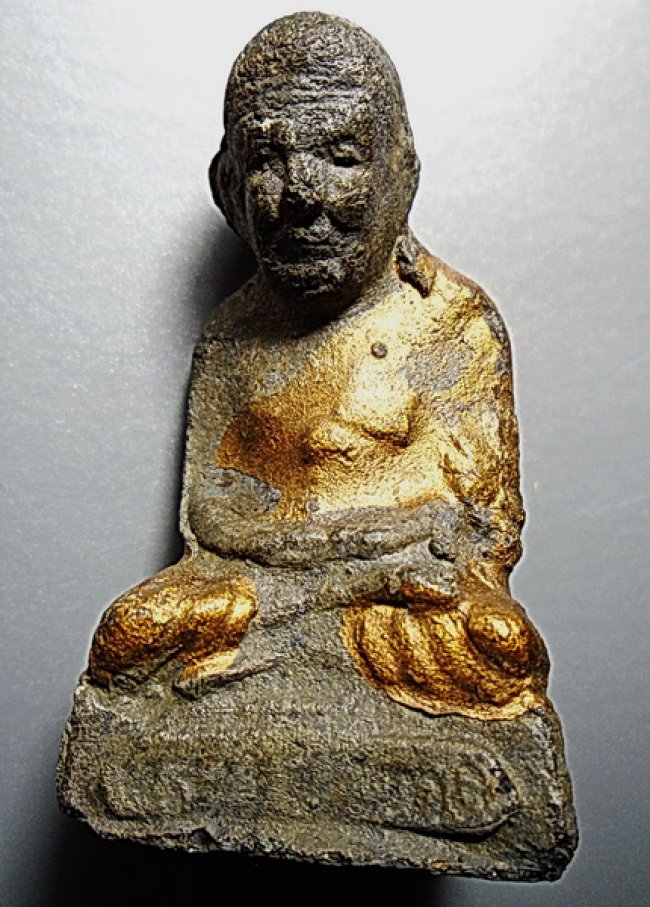 หลวงปู่ทวด วัดช้างให้ ลอยองค์ รุ่นลอยน้ำ เนื้อผงว่าน ปี 2502 ปิดทองอุดกริ่งกรรมการ หลวงปู่ทวด วัดช้างให้ ลอยองค์ รุ่นลอยน้ำ เนื้อผงว่าน ปี 2502 ปิดทองอุดกริ่งกรรมการ