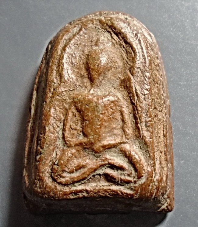 ลป.บุญ วัดกลางบางแก้ว เนื้อดิน พิมพ์สมาธิซุ้มแหลมหลังจารย์ ลป.บุญ วัดกลางบางแก้ว เนื้อดิน พิมพ์สมาธิซุ้มแหลมหลังจารย์