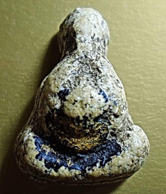 พระปิดตาหลวงปู่ยิ้ม พิมพ์อุ้มท้องหรือพิมพ์สังกัจจายน์ วัดหนองบัว