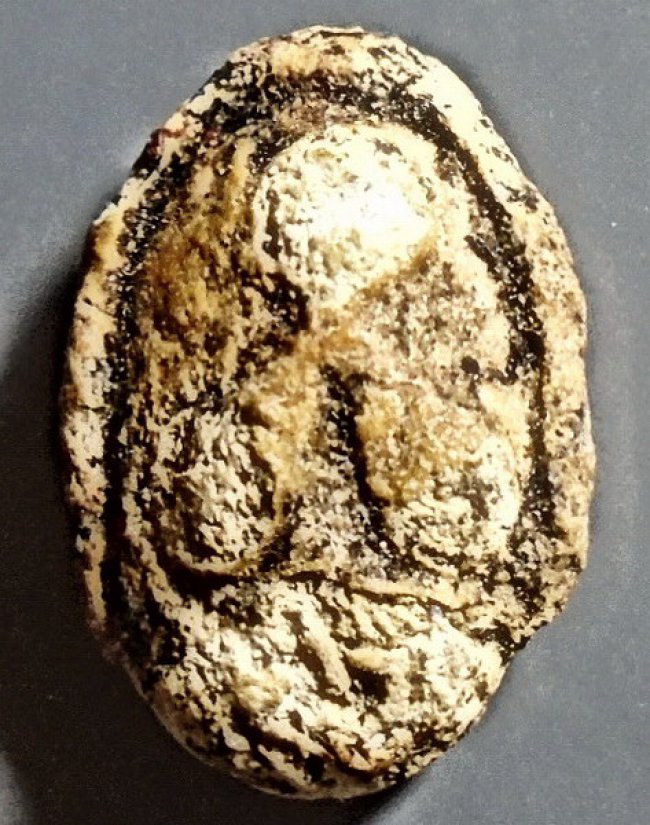 พระปิดตา เนื้อผงน้ำมัน กรุอัมพวา 