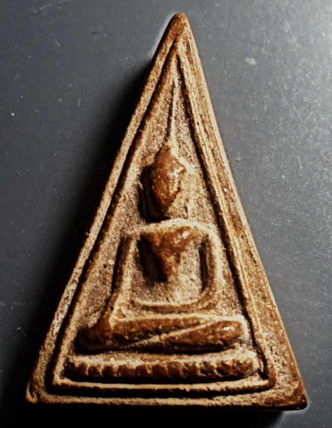 นางพญาซุ้มคู่ เนื้อผงน้ำมัน หลังลงจารย์ หลวงพ่อกวย วัดโฆสิตาราม จ.ชัยนาท