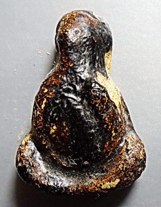 พระปิดตาหลวงปู่ยิ้ม พิมพ์อุ้มท้องหรือพิมพ์สังกัจจายน์ วัดหนองบัว