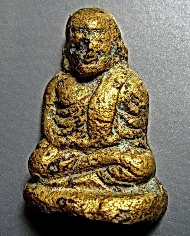 รูปหล่อครึ่งซีกหลวงพ่อเงินวัดบางคลาน อาจารย์แจ๊ะ เนื้อโลหะผสม หลังลงจารย์ ปี 2484