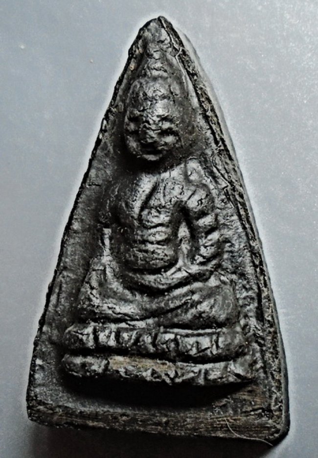 พระพุทโธน้อย คุณแม่บุญเรือน วัดอาวุธ พิมพ์เล็กหน้าตุ๊กตา เนื้อผงใบลาน รุ่นแรก ปี 2494