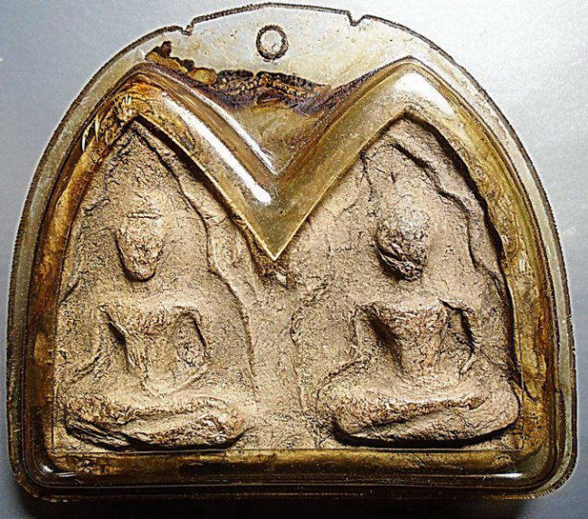 พระขุนแผนพลายคู่ เนื้อดิน ลพ.โหน่ง วัดคลองมะดัน สุพรรณบุรี ในเลี่ยมโบราณเปิดหน้าหลัง